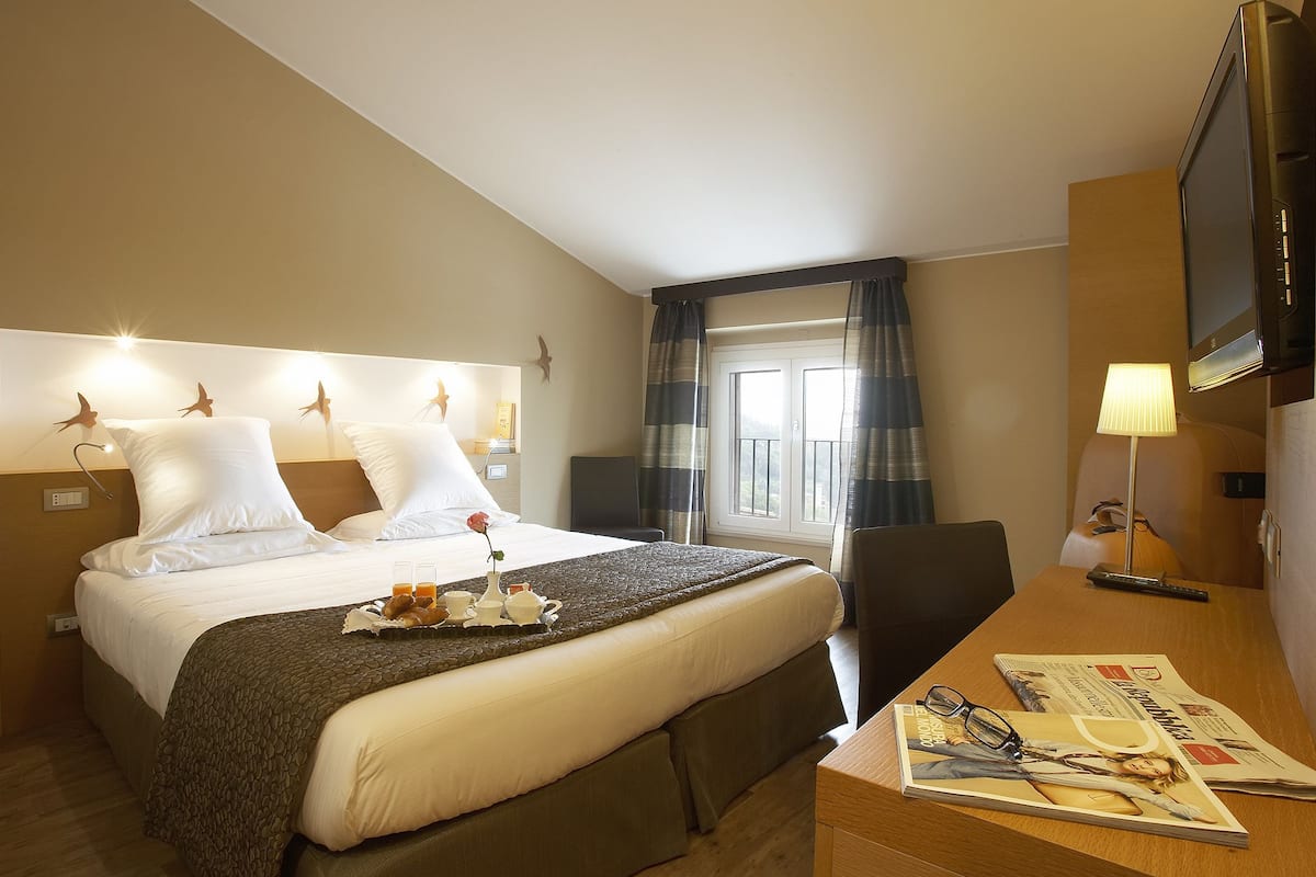 minibar, desk, soundproofing, iron/ironing board