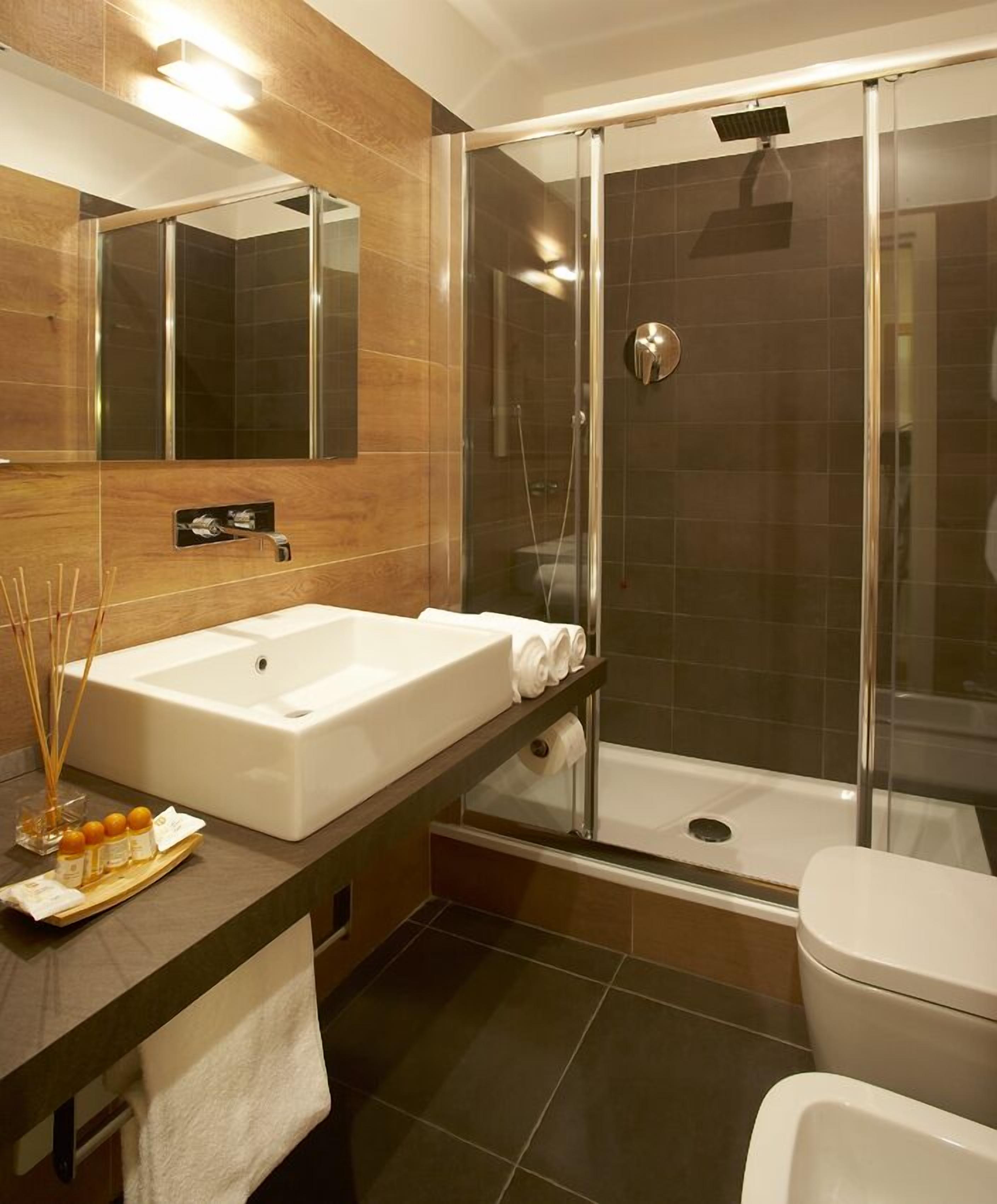 shower, rainfall showerhead, free toiletries, hair dryer