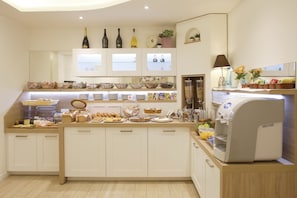 Free daily continental breakfast  - Hotel Porta Nuova (Assisi)