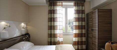 Superior tweepersoonskamer | Een minibar, een bureau, geluiddichte muren, een strijkplank/strijkijzer