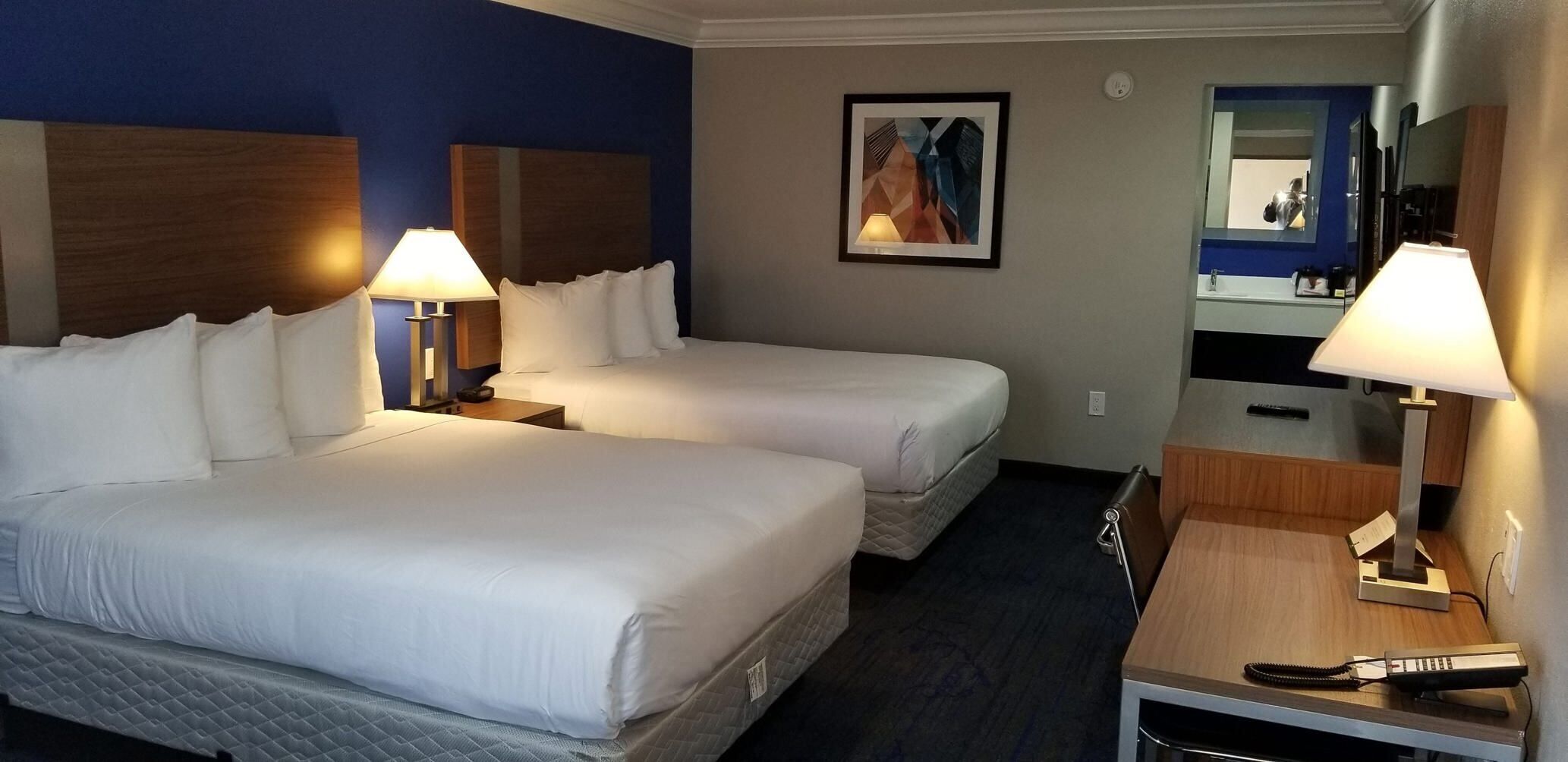 高級寝具、ピロートップベッド、デスク、ノートパソコン用作業スペース