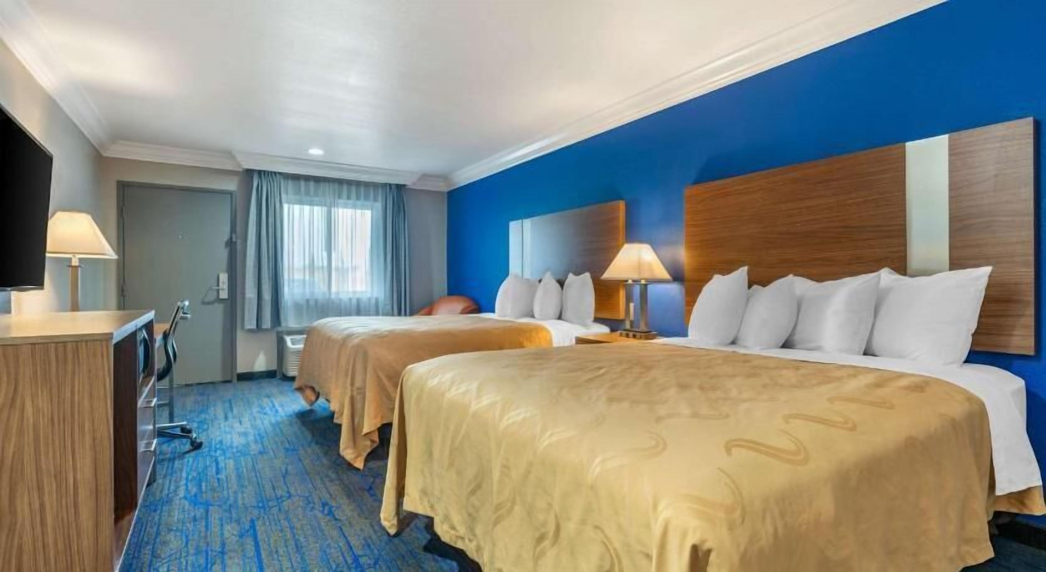 高級寝具、ピロートップベッド、デスク、ノートパソコン用作業スペース