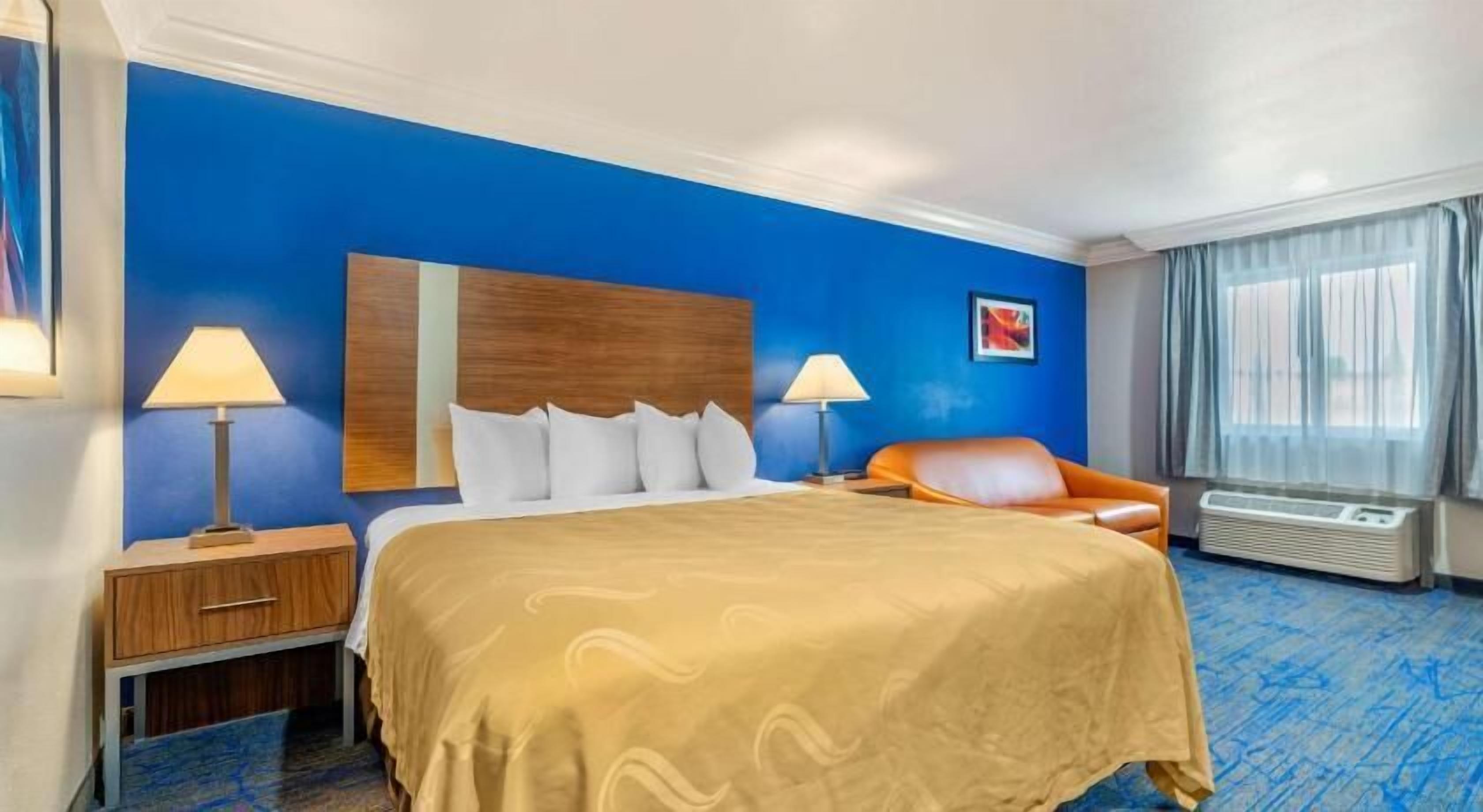 高級寝具、ピロートップベッド、デスク、ノートパソコン用作業スペース