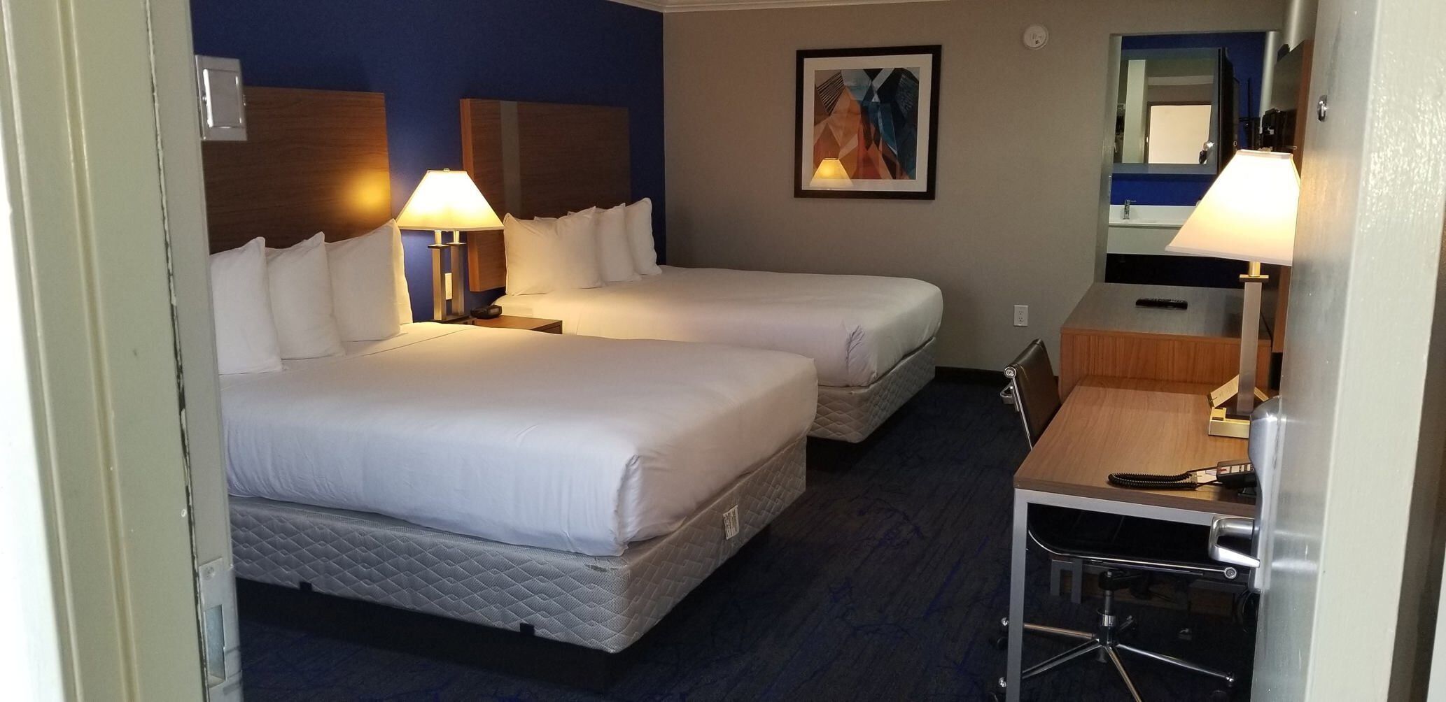 高級寝具、ピロートップベッド、デスク、ノートパソコン用作業スペース