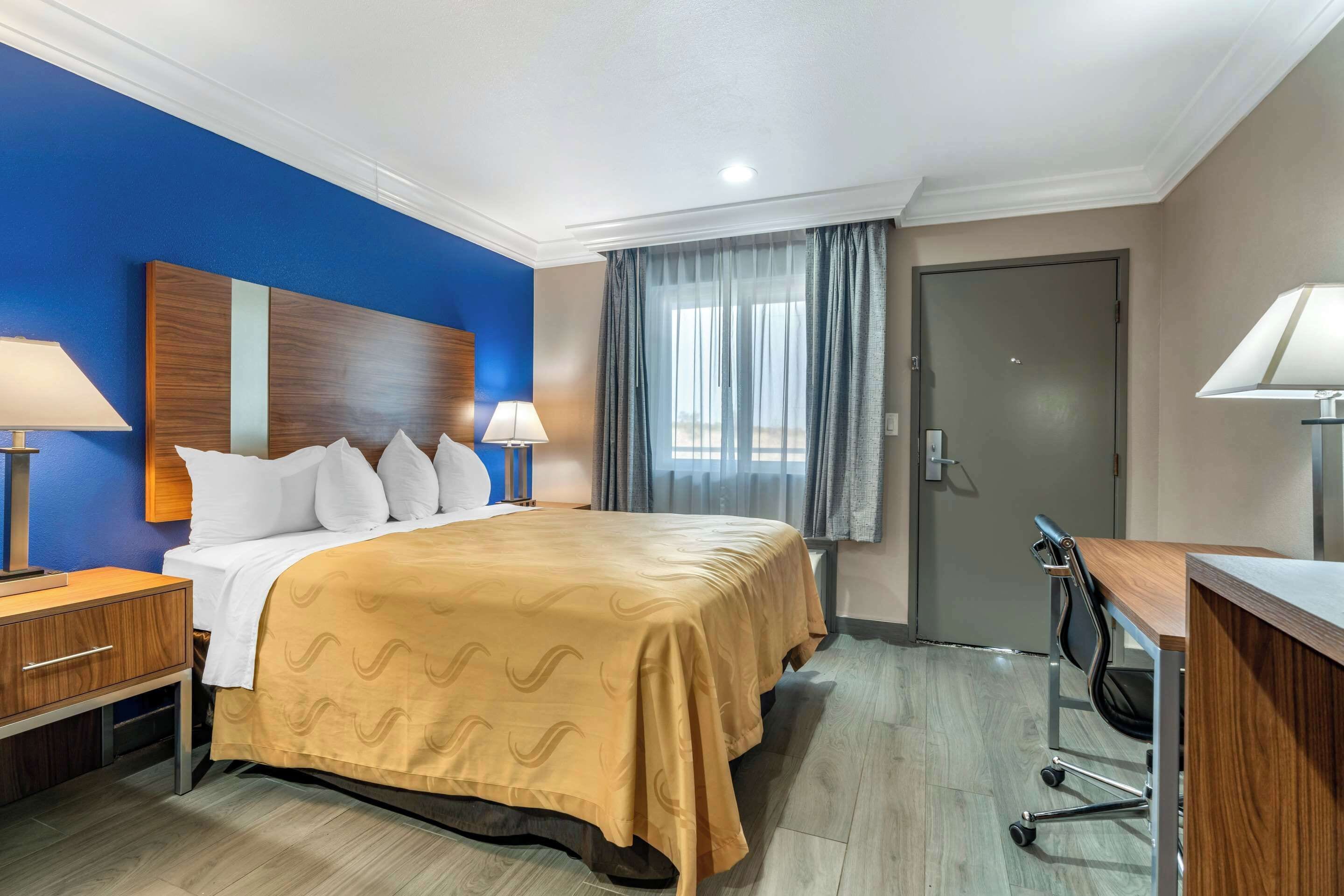 开间套房, 1 张特大床 | 高档床上用品、加厚床垫、办公桌、笔记本电脑工作区