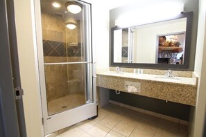 Free toiletries, towels - Casper C'mon Inn Hotel & Suites (Evansville)
