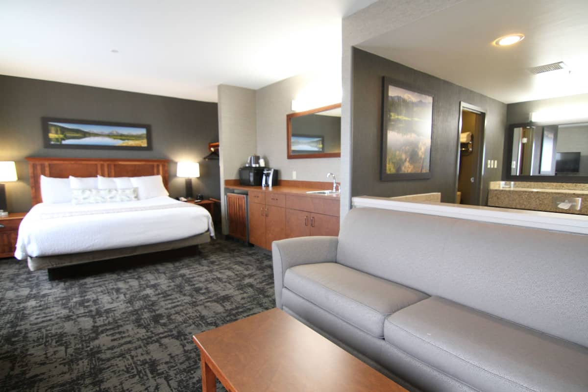 suite, 1 bedroom, jetted tub | desk, blackout curtains, iron/ironing board, free cots/infant beds