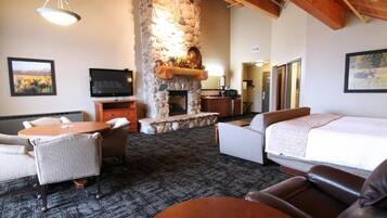 Bureau, rideaux occultants, fer et planche à repasser