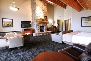 Escritorio, cortinas blackout y tabla de planchar con plancha 