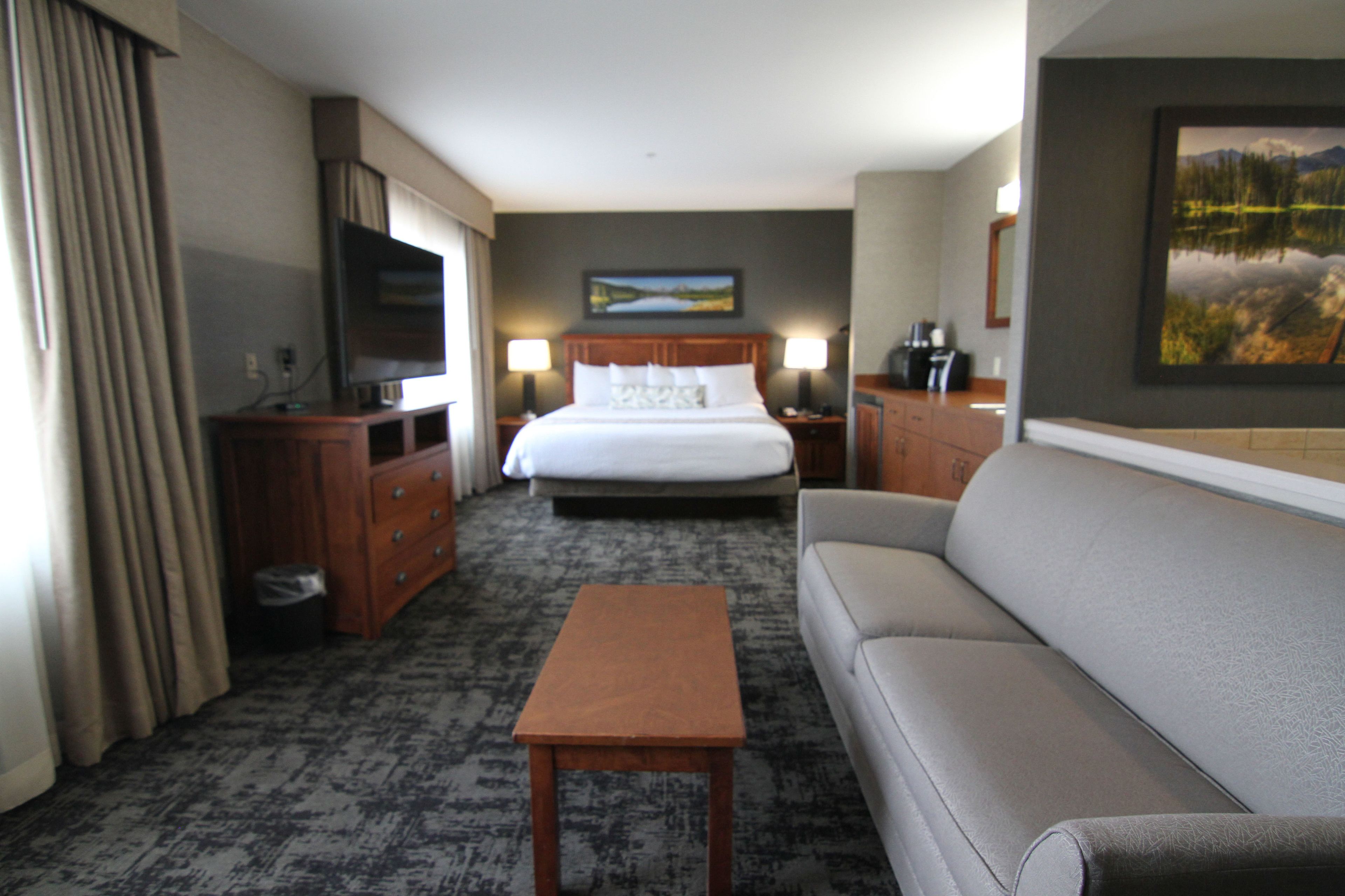 suite, 1 bedroom, jetted tub | desk, blackout curtains, iron/ironing board, free cots/infant beds