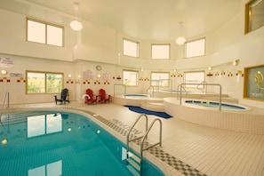 Piscine intérieure, accÚs possible de 9 h 30 à 23 h, chaises longues
