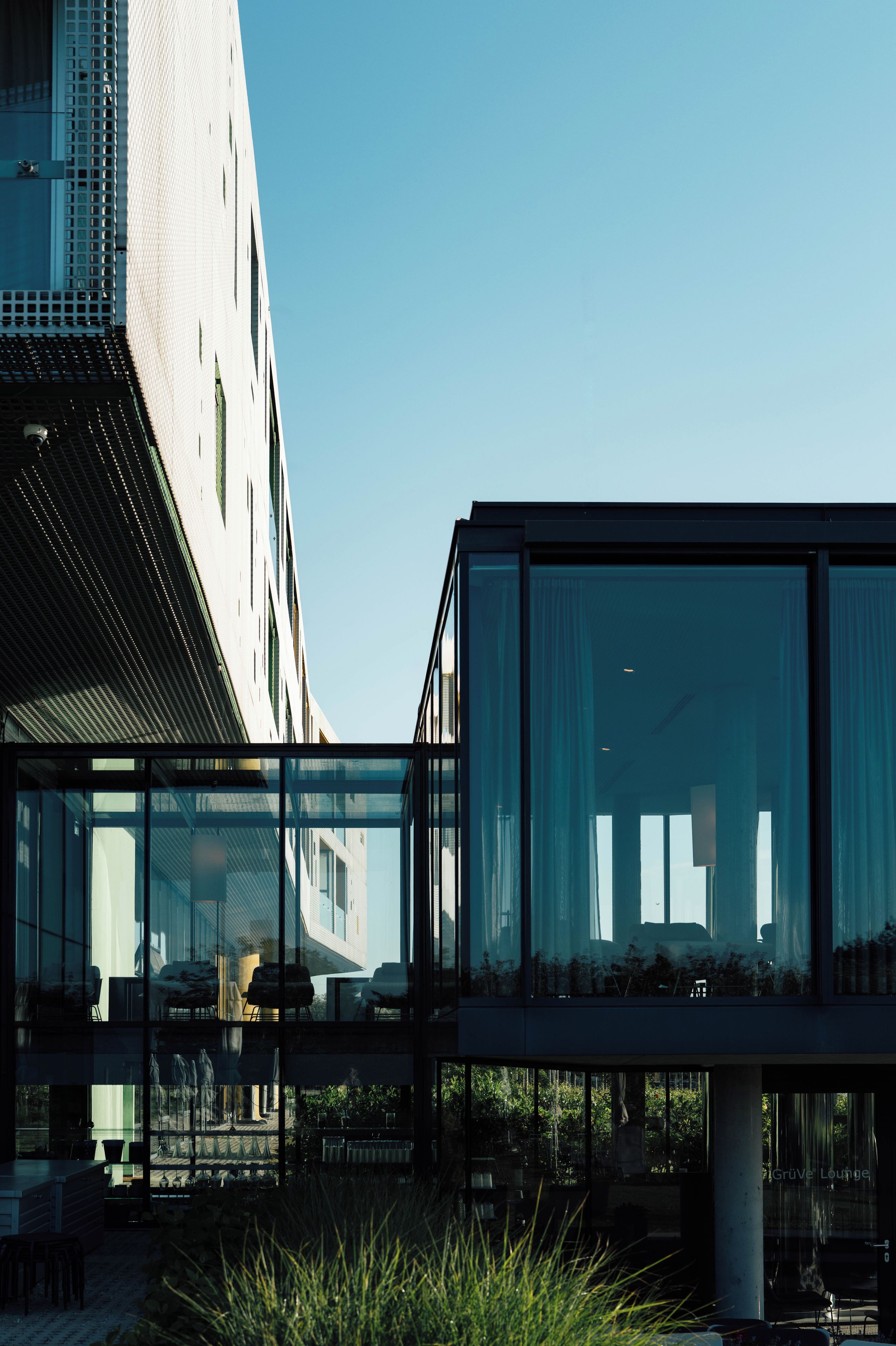 Ein modernes Gebäude mit Glasfassade und Metallkonstruktion.
