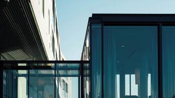 Ein modernes Gebäude mit Glasfassade und Metallkonstruktion.