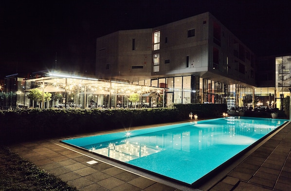 Outdoor pool, pool umbrellas, sun loungers