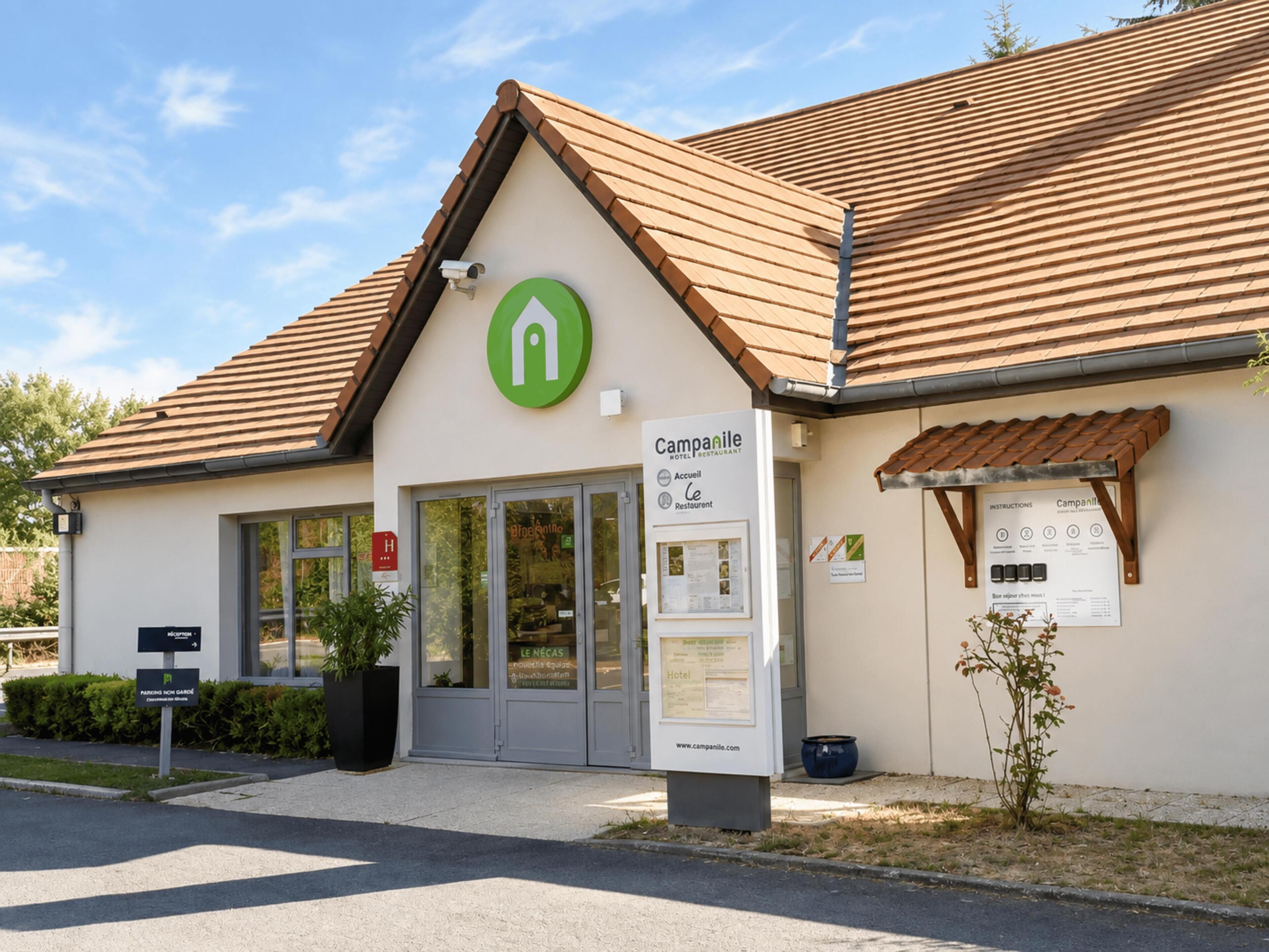 Un hôtel dont l’enseigne indique qu’il s’agit d’un « hôtel-restaurant Campanile ».