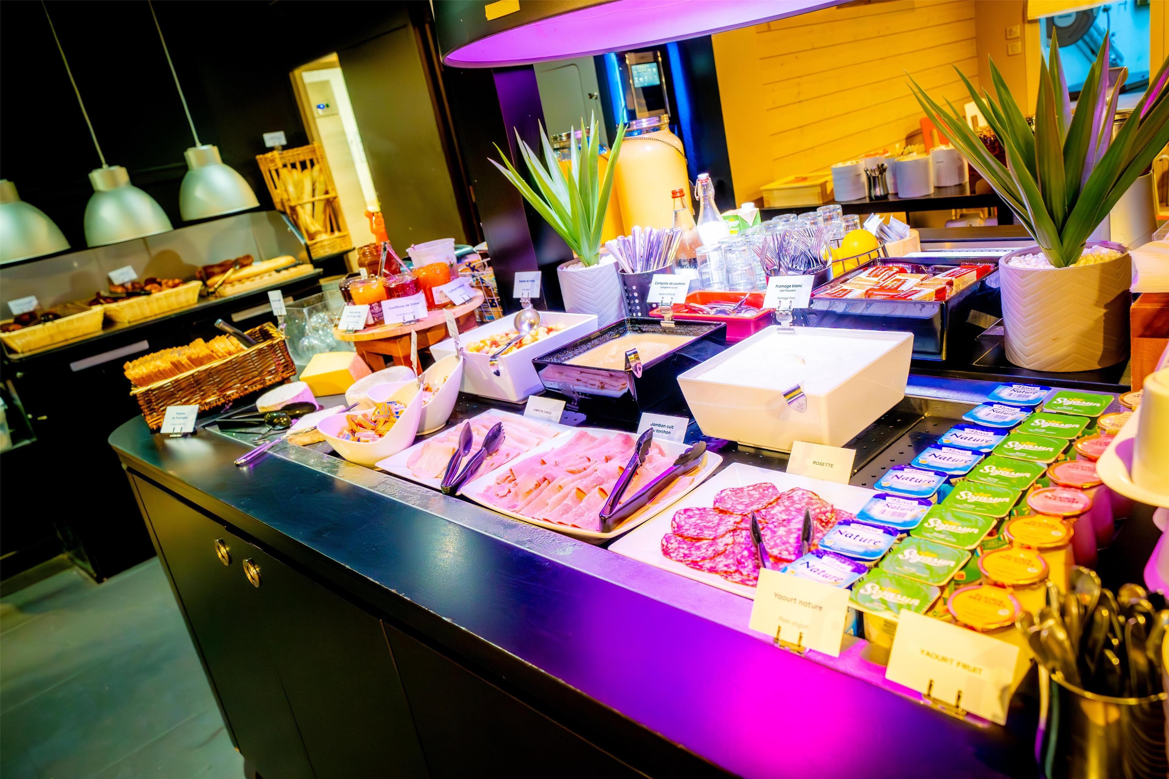 Dagelijks ontbijtbuffet (EUR 12.9 per persoon)