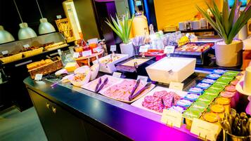 Dagelijks ontbijtbuffet (EUR 12.9 per persoon)