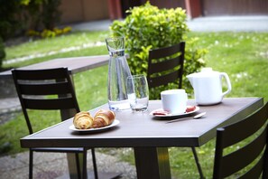 Desayuno buffet (EUR 12.9 por persona) 