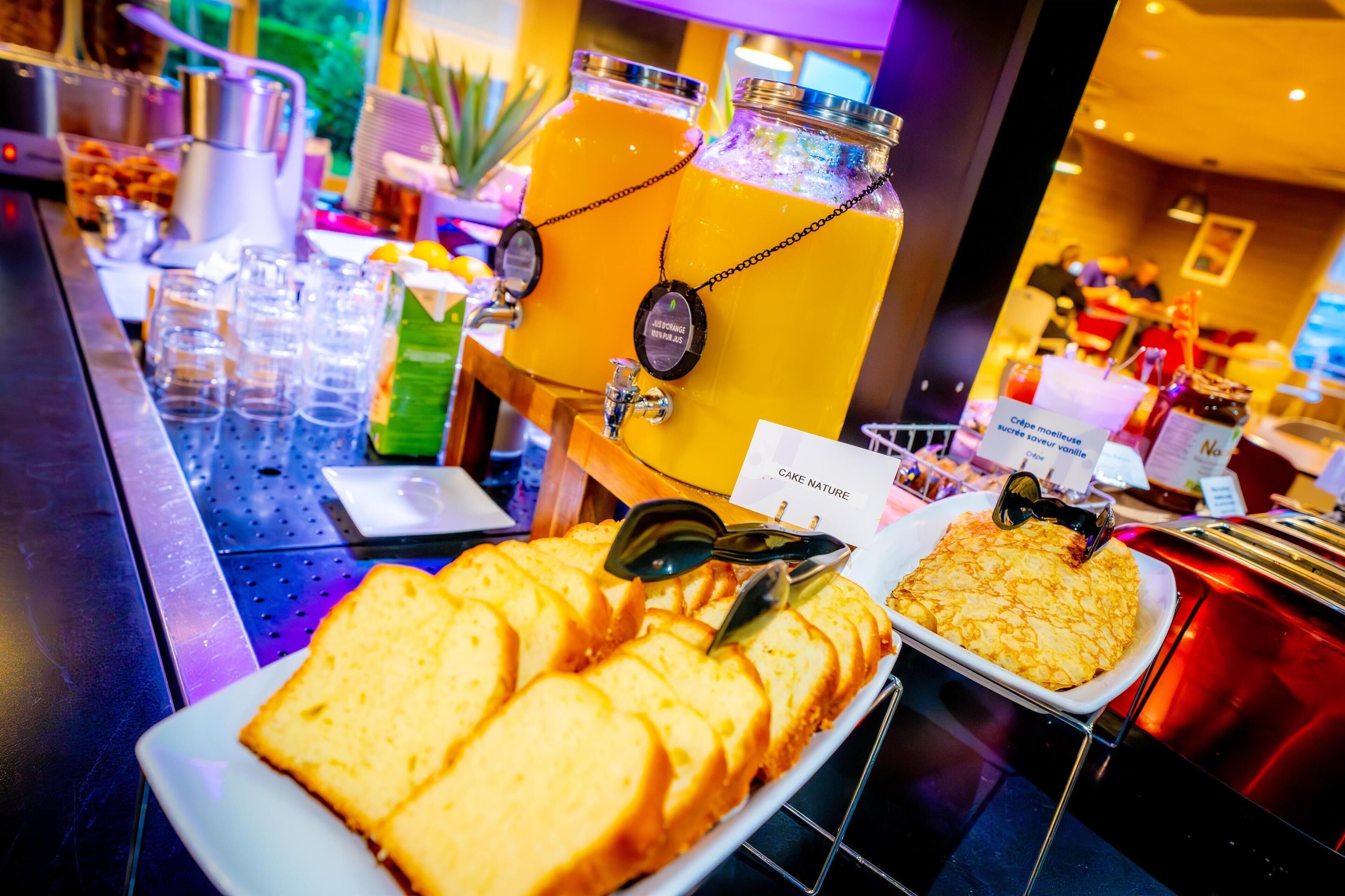 Un buffet proposant une variété de plats et une station de boissons.