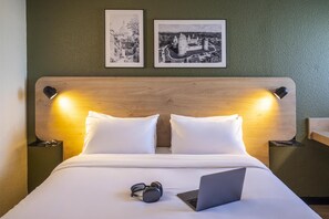 Luxe beddengoed, een bureau, verduisterende gordijnen