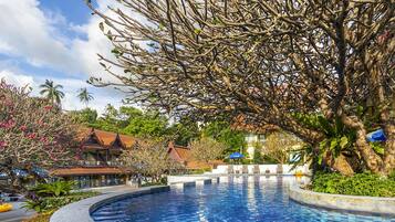 2 albercas al aire libre, sombrillas en la alberca y camastros