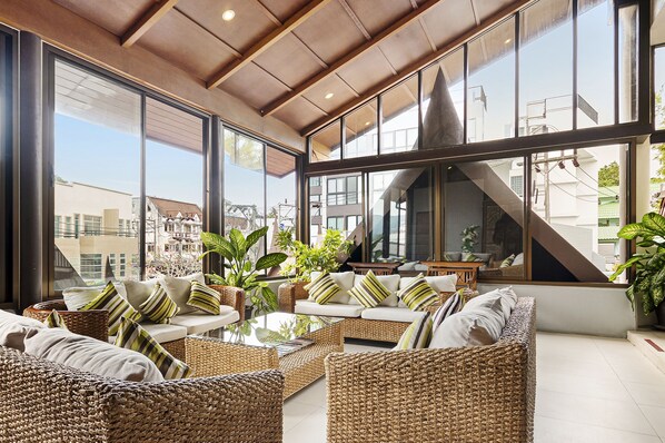 Lobby sitting area - Diamond Cottage Resort & Spa (Karon)