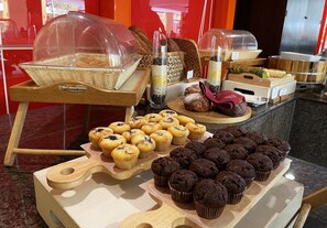 Se ofrece un desayuno bufé todos los días (por un coste adicional)
