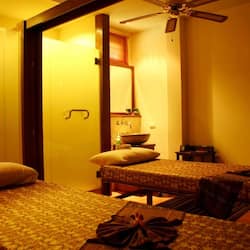Couples treatment rooms, hot tub, body treatments, aromatherapy