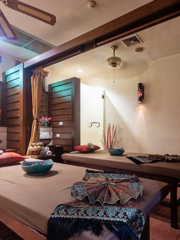 Couples treatment rooms, hot tub, body treatments, aromatherapy