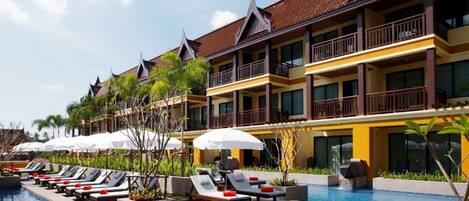 2 piscinas al aire libre, sombrillas, sillones reclinables de piscina