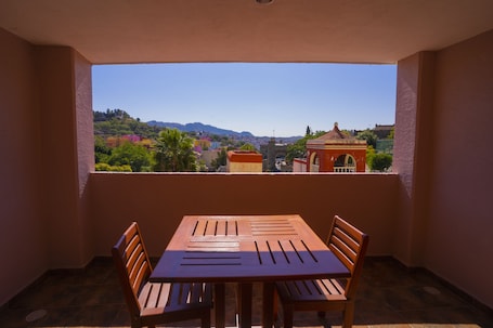 Junior Room, 1 King Bed | Balcony