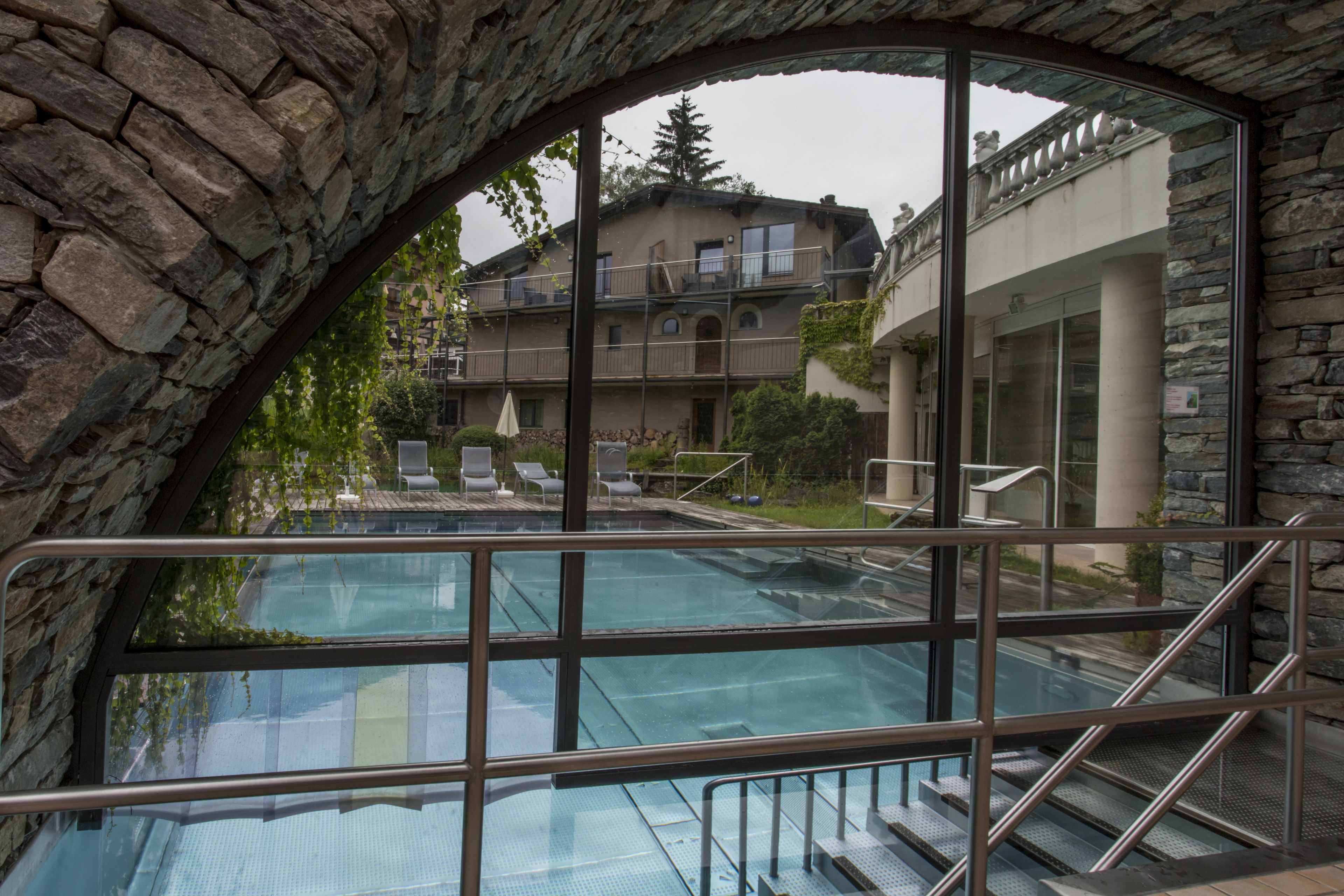 2 outdoor pools, pool loungers