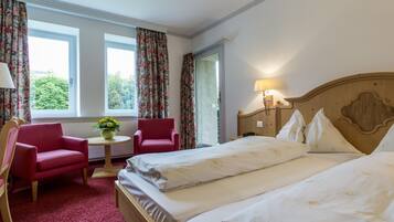 Down comforters, in-room safe, desk, cribs/infant beds