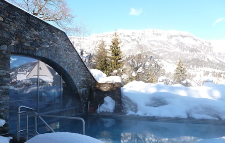 2 outdoor pools, sun loungers