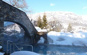 2 outdoor pools, pool loungers