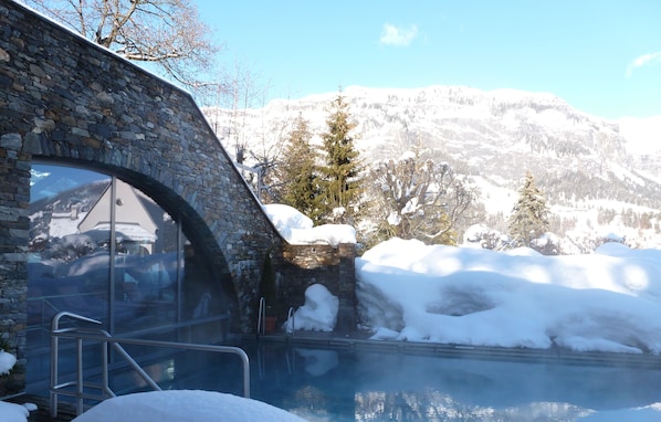 2 outdoor pools, pool loungers