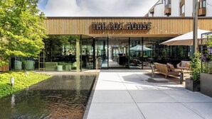Un edificio moderno con fachada de madera y un letrero que dice "THE FOX HOUSE".