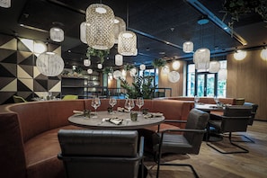 Serveert ontbijt, lunch, diner, internationale gerechten