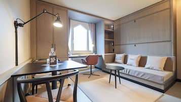 Studio Klasik, Bebas Asap Rokok, AC | Seprai premium, selimut bulu angsa, brankas, dan meja kerja