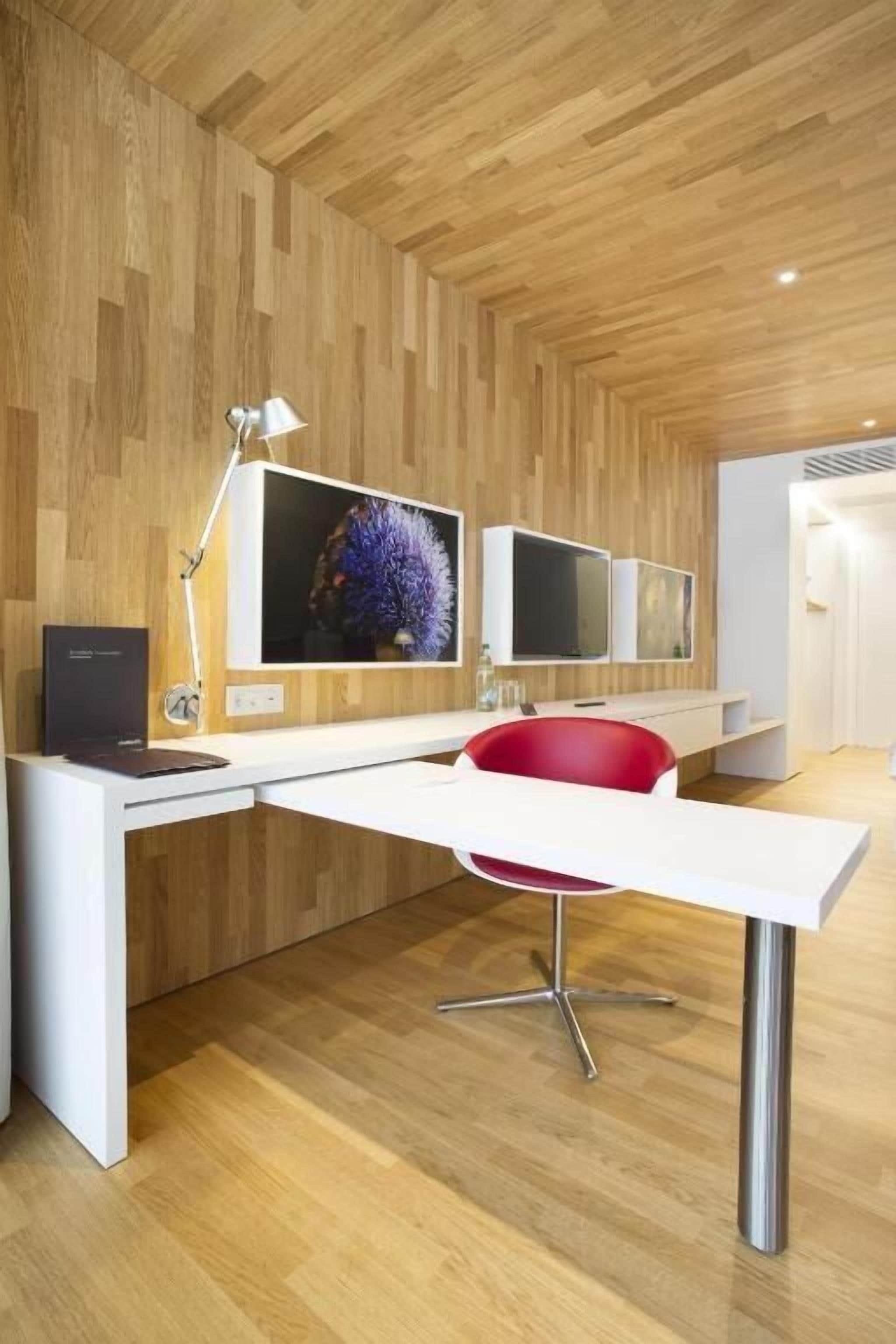 flat-screen tv, pay films