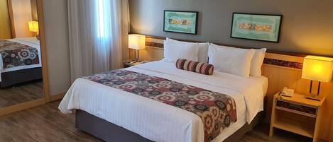 Piscine extérieure, chaises longues