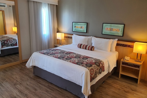 室外泳池;08:00 至 20:00 開放;躺椅