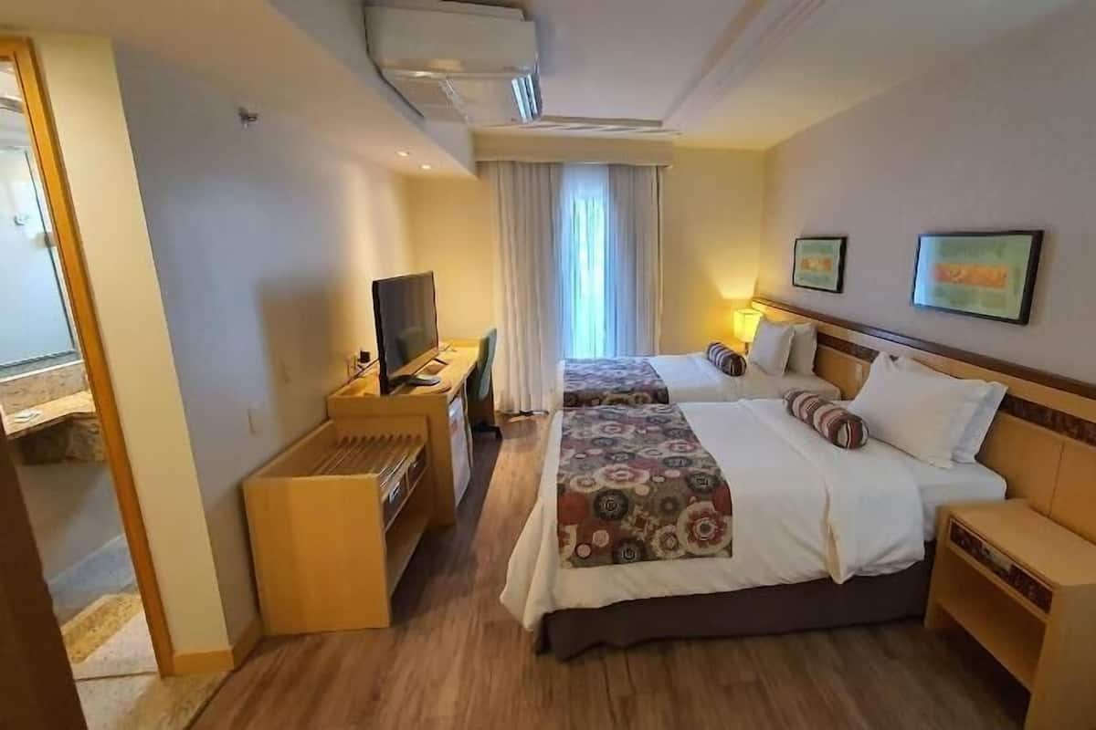 Minibar, coffres-forts dans les chambres, rideaux occultants