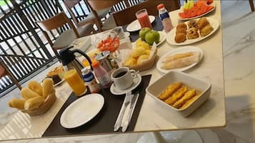 Café da manhã com buffet grátis todos os dias