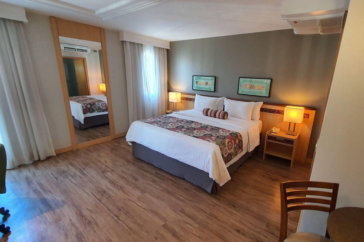 Frigobar, cofres nos quartos, cortinas blackout, quartos à prova de som