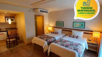 Quarto casal superluxo, 1 cama King | Frigobar, cofres nos quartos, cortinas blackout, quartos à prova de som