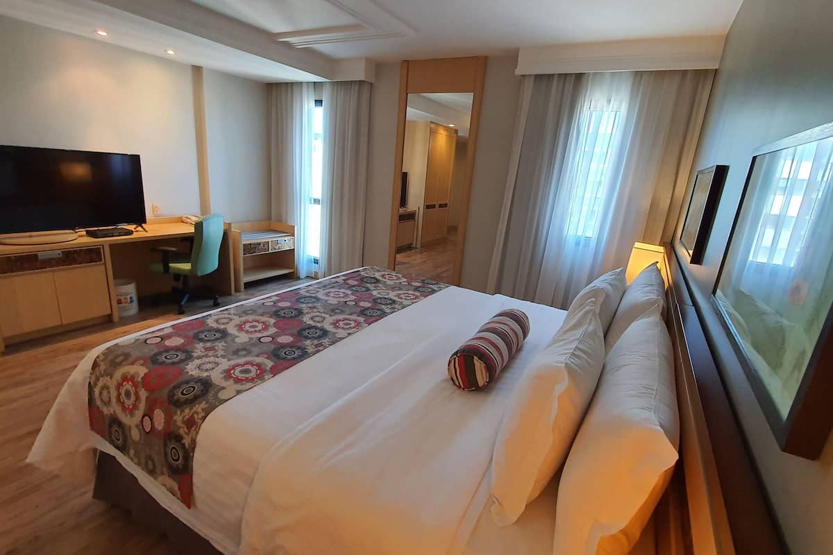 Frigobar, cofres nos quartos, cortinas blackout, quartos à prova de som