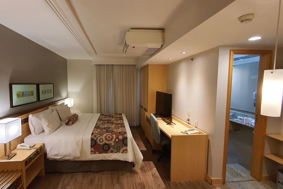 Quarto casal superior, 1 cama King | Frigobar, cofres nos quartos, cortinas blackout, quartos à prova de som