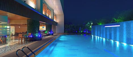 Kolam renang outdoor, dengan payung kolam renang dan kursi berjemur