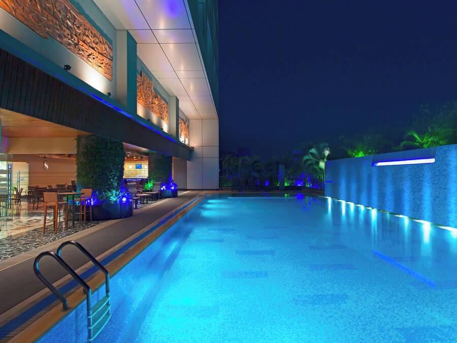 Kolam renang terbuka, dibuka dari pukul 7:00 hingga 23:00, payung kolam